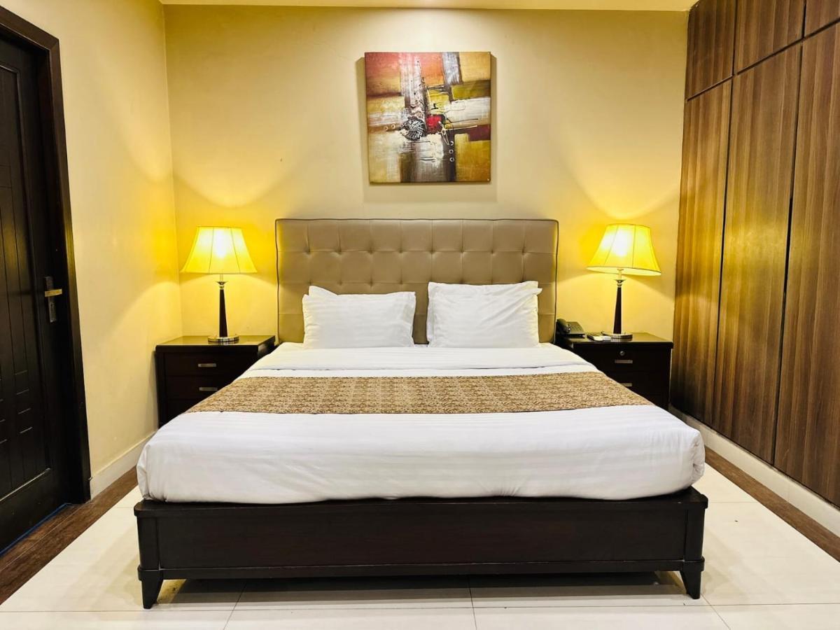 Grand Regent Hotel And Suites Faisalabad Bagian luar foto