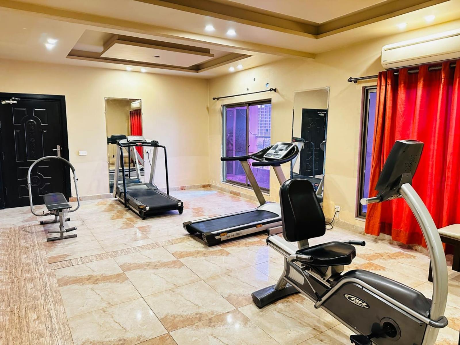Grand Regent Hotel And Suites Faisalabad Bagian luar foto