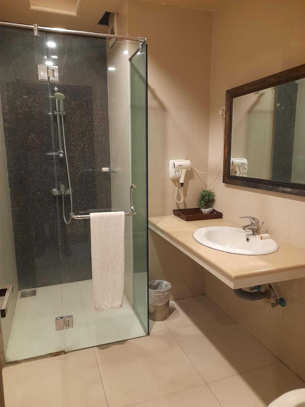 Grand Regent Hotel And Suites Faisalabad Bagian luar foto