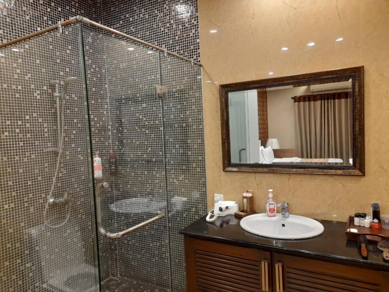 Grand Regent Hotel And Suites Faisalabad Bagian luar foto