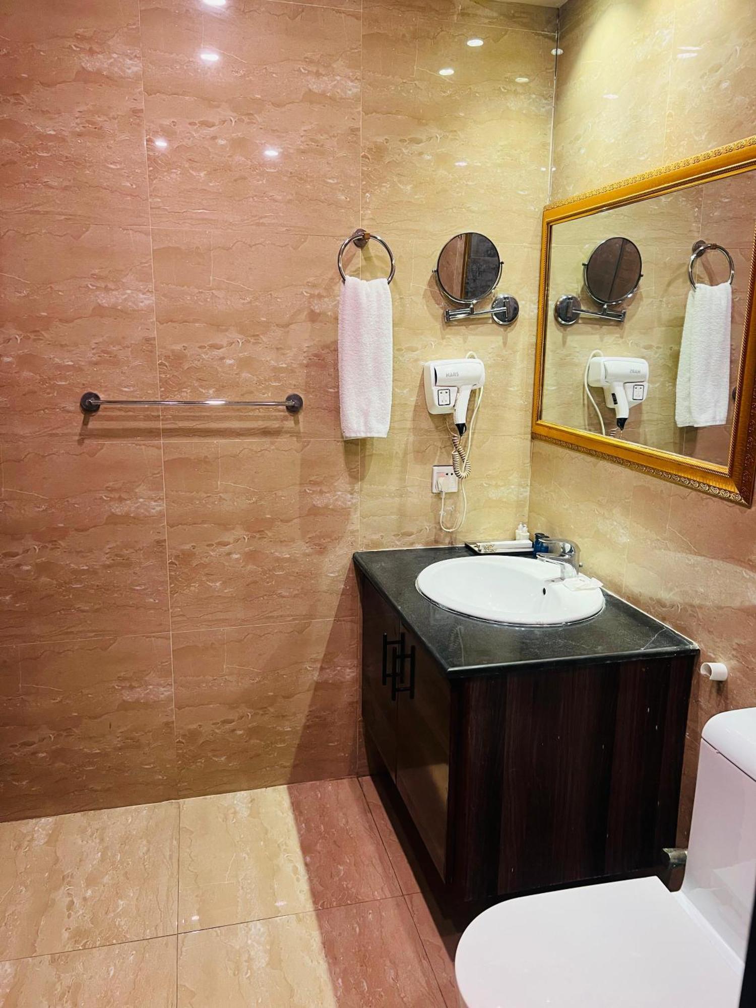 Grand Regent Hotel And Suites Faisalabad Bagian luar foto