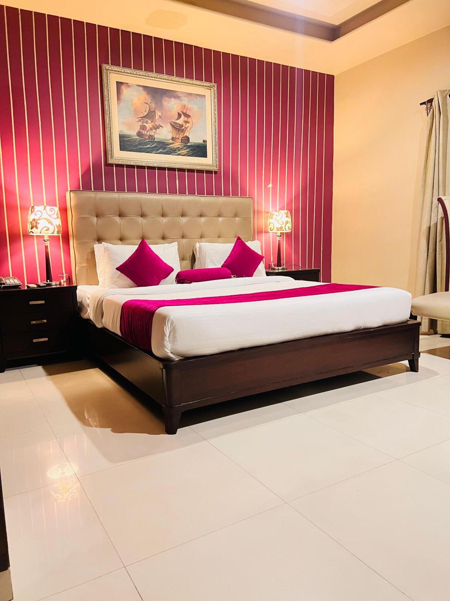 Grand Regent Hotel And Suites Faisalabad Bagian luar foto